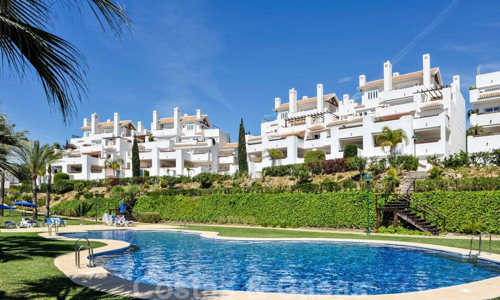 Ruim tuinappartement te koop met zeezicht in een schitterend complex direct aan het strand in Los Monteros, Marbella 26158
