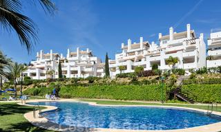 Ruim tuinappartement te koop met zeezicht in een schitterend complex direct aan het strand in Los Monteros, Marbella 26158 