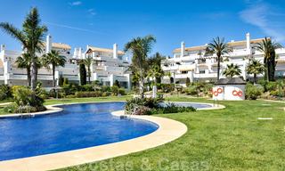 Ruim tuinappartement te koop met zeezicht in een schitterend complex direct aan het strand in Los Monteros, Marbella 26159 