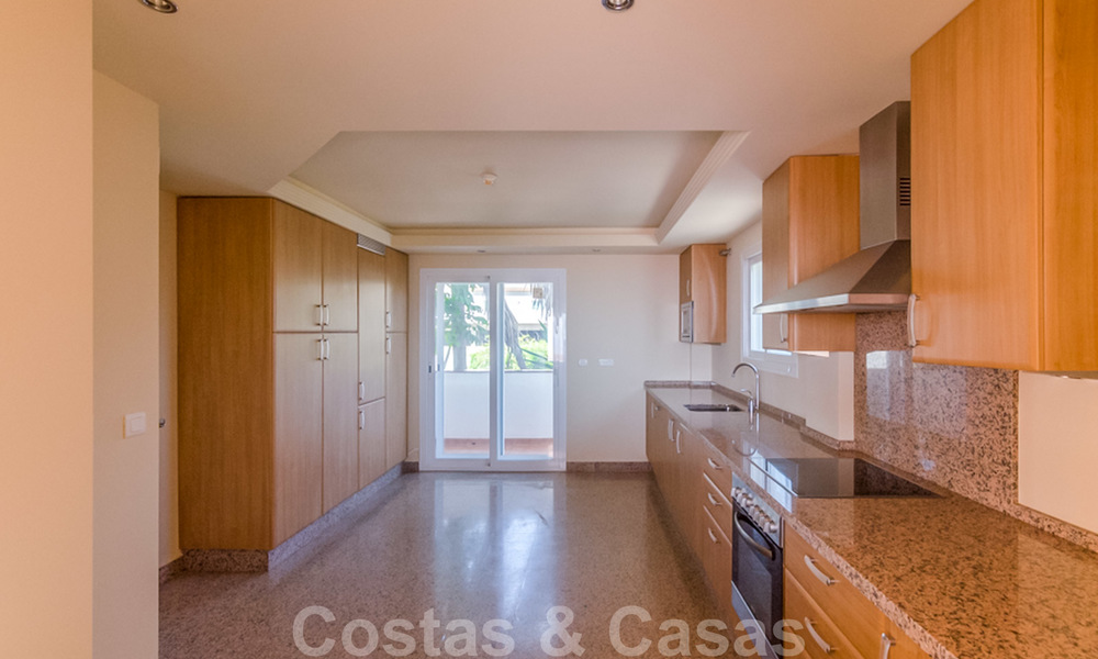 Penthouse appartement te koop, eerstelijns strand met panoramisch zeezicht in Estepona 26170