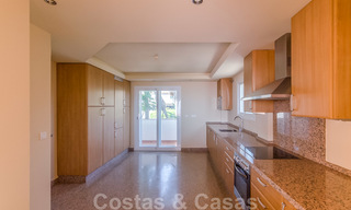 Penthouse appartement te koop, eerstelijns strand met panoramisch zeezicht in Estepona 26170 