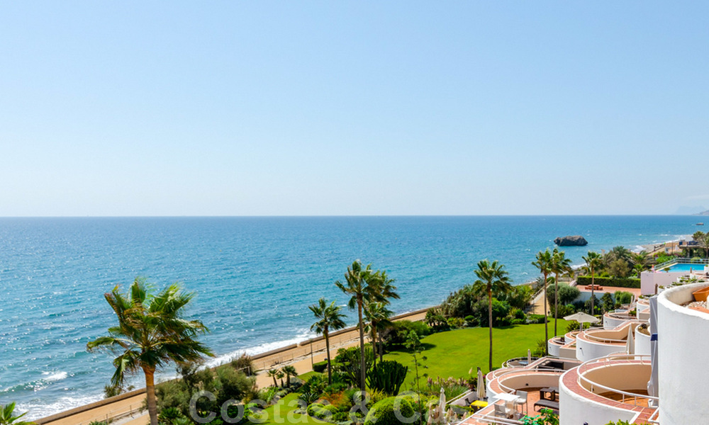 Penthouse appartement te koop, eerstelijns strand met panoramisch zeezicht in Estepona 26175