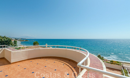 Penthouse appartement te koop, eerstelijns strand met panoramisch zeezicht in Estepona 26177