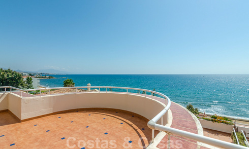 Penthouse appartement te koop, eerstelijns strand met panoramisch zeezicht in Estepona 26177