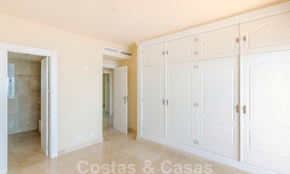 Penthouse appartement te koop, eerstelijns strand met panoramisch zeezicht in Estepona 26185 