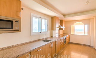 Penthouse appartement te koop, eerstelijns strand met panoramisch zeezicht in Estepona 26186 
