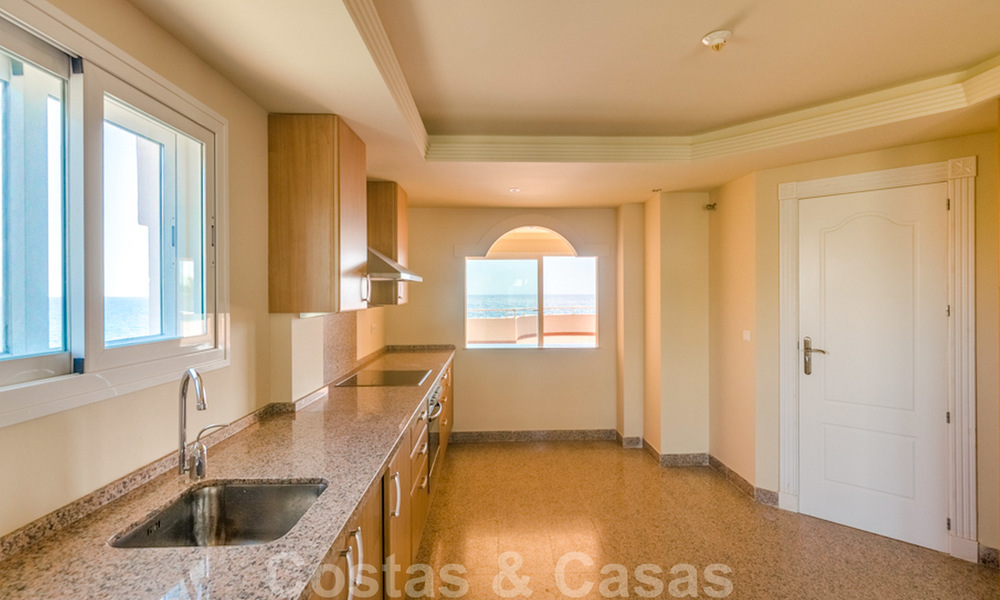 Penthouse appartement te koop, eerstelijns strand met panoramisch zeezicht in Estepona 26187