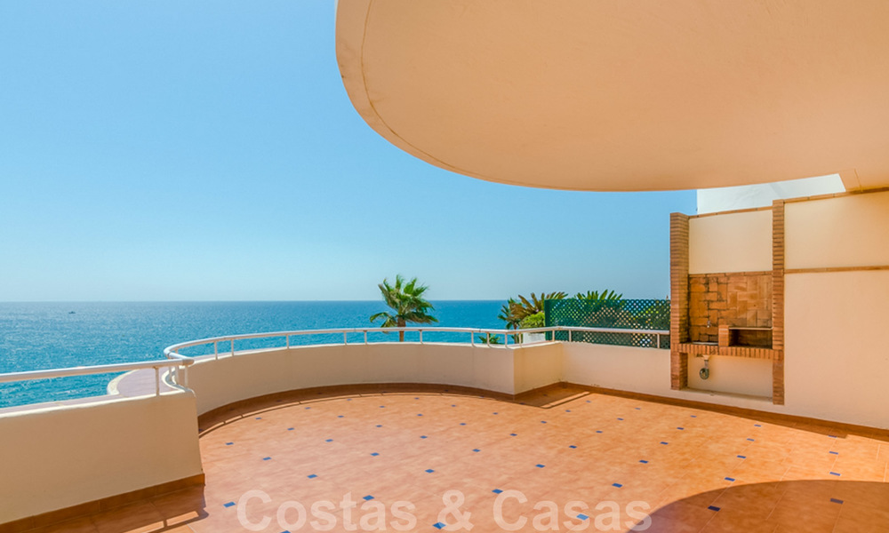 Penthouse appartement te koop, eerstelijns strand met panoramisch zeezicht in Estepona 26188