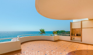 Penthouse appartement te koop, eerstelijns strand met panoramisch zeezicht in Estepona 26188 