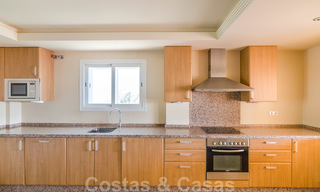 Penthouse appartement te koop, eerstelijns strand met panoramisch zeezicht in Estepona 26190 