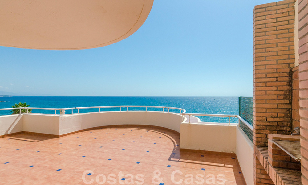 Penthouse appartement te koop, eerstelijns strand met panoramisch zeezicht in Estepona 26192
