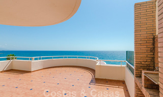 Penthouse appartement te koop, eerstelijns strand met panoramisch zeezicht in Estepona 26192 