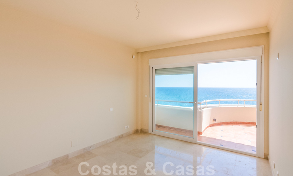Penthouse appartement te koop, eerstelijns strand met panoramisch zeezicht in Estepona 26193