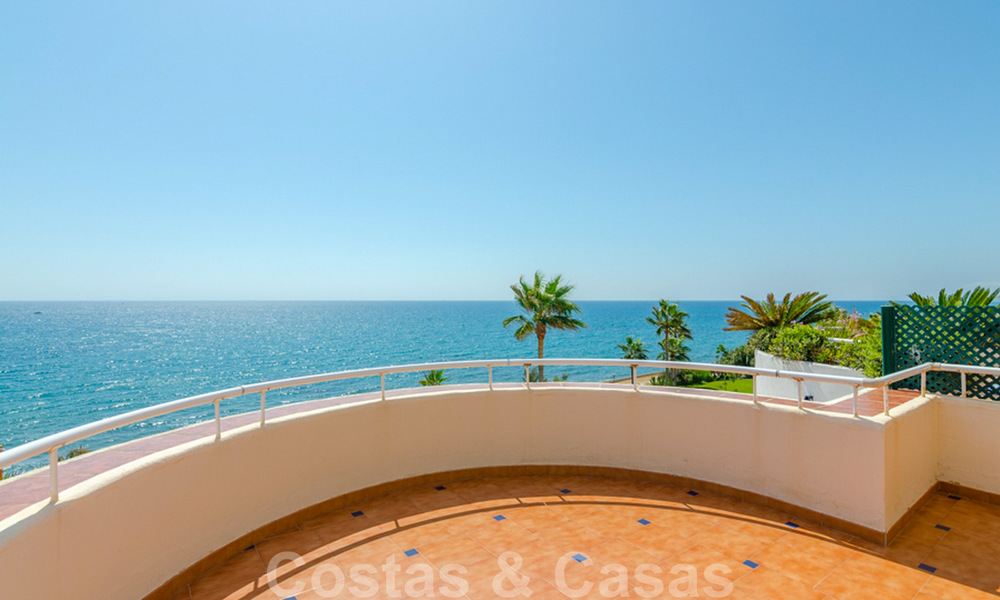 Penthouse appartement te koop, eerstelijns strand met panoramisch zeezicht in Estepona 26195