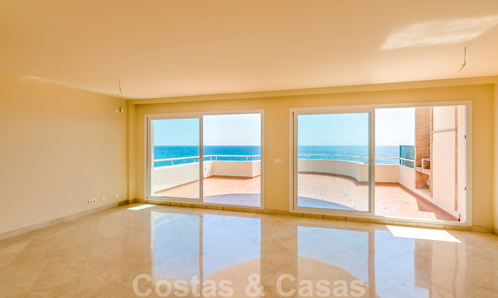 Penthouse appartement te koop, eerstelijns strand met panoramisch zeezicht in Estepona 26196