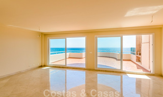 Penthouse appartement te koop, eerstelijns strand met panoramisch zeezicht in Estepona 26196 