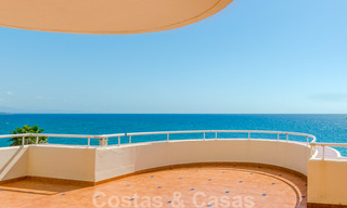Penthouse appartement te koop, eerstelijns strand met panoramisch zeezicht in Estepona 26197 