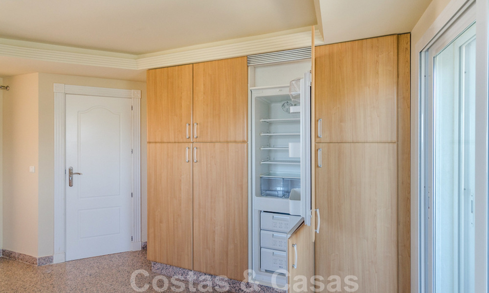 Penthouse appartement te koop, eerstelijns strand met panoramisch zeezicht in Estepona 26199