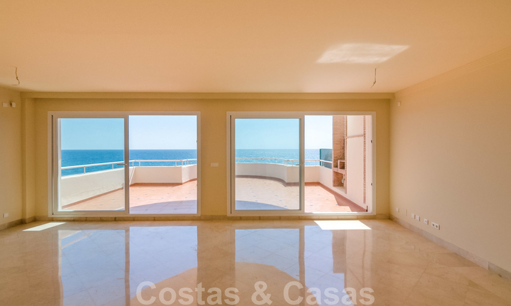 Penthouse appartement te koop, eerstelijns strand met panoramisch zeezicht in Estepona 26200