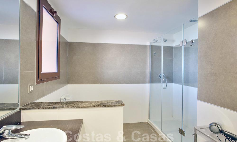 Ruim penthouse appartement te koop, met panoramisch uitzicht in Marbella - Benahavis 26203