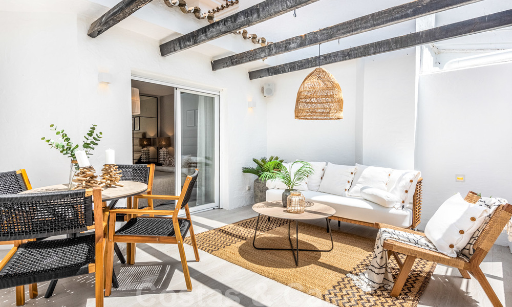 Volledig gerenoveerd appartement op de bovenste verdieping te koop op loopafstand van locale voorzieningen, het strand en Puerto Banus in Nueva Andalucia, Marbella 26297