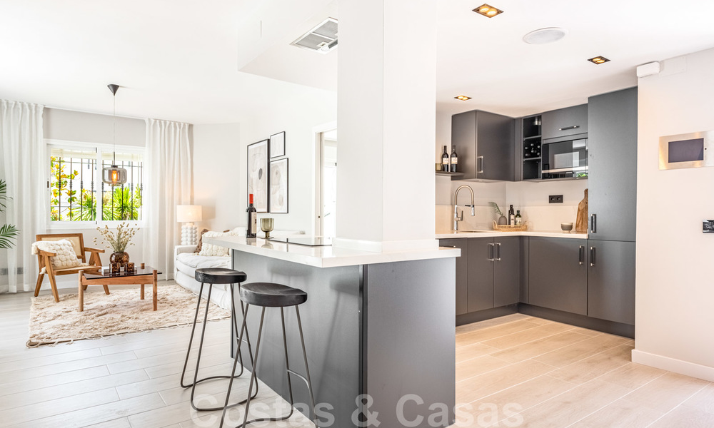 Volledig gerenoveerd appartement op de bovenste verdieping te koop op loopafstand van locale voorzieningen, het strand en Puerto Banus in Nueva Andalucia, Marbella 26300