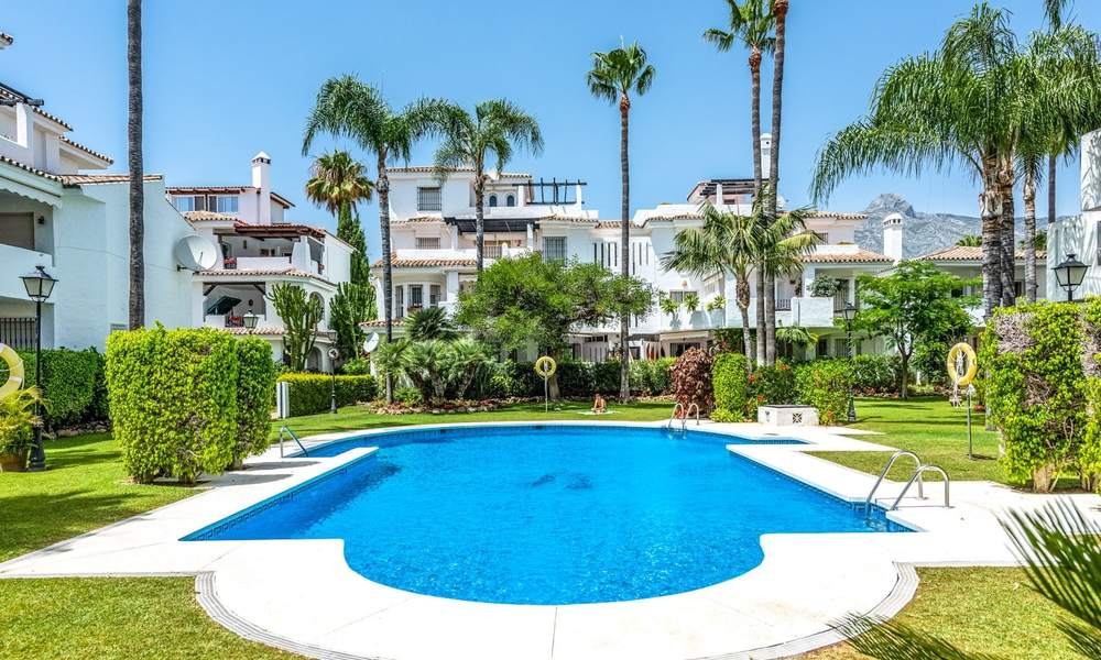 Volledig gerenoveerd appartement op de bovenste verdieping te koop op loopafstand van locale voorzieningen, het strand en Puerto Banus in Nueva Andalucia, Marbella 26311