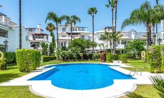 Volledig gerenoveerd appartement op de bovenste verdieping te koop op loopafstand van locale voorzieningen, het strand en Puerto Banus in Nueva Andalucia, Marbella 26311 