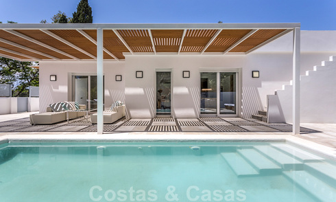 Eerstelijnsgolf en op een steenworp van het strand gelegen designer villa te koop in het chique Guadalmina Baja te Marbella 26315