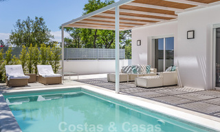 Eerstelijnsgolf en op een steenworp van het strand gelegen designer villa te koop in het chique Guadalmina Baja te Marbella 26316 