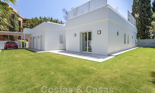 Eerstelijnsgolf en op een steenworp van het strand gelegen designer villa te koop in het chique Guadalmina Baja te Marbella 26320 