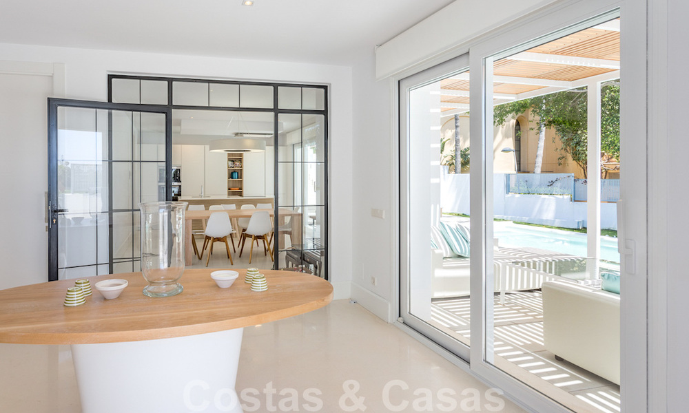 Eerstelijnsgolf en op een steenworp van het strand gelegen designer villa te koop in het chique Guadalmina Baja te Marbella 26324