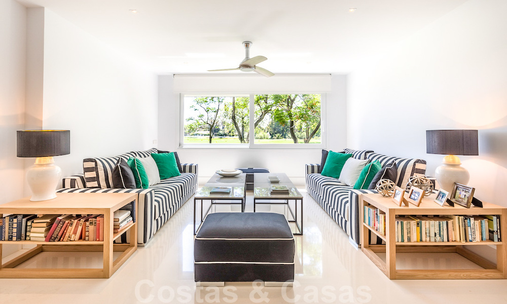 Eerstelijnsgolf en op een steenworp van het strand gelegen designer villa te koop in het chique Guadalmina Baja te Marbella 26329