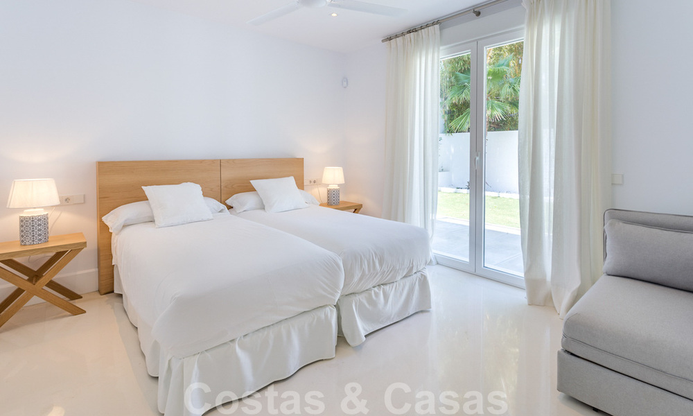 Eerstelijnsgolf en op een steenworp van het strand gelegen designer villa te koop in het chique Guadalmina Baja te Marbella 26335