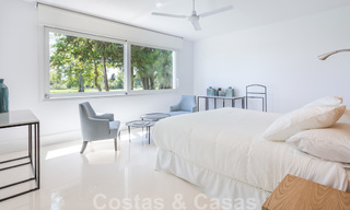 Eerstelijnsgolf en op een steenworp van het strand gelegen designer villa te koop in het chique Guadalmina Baja te Marbella 26341 