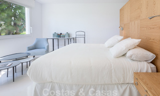 Eerstelijnsgolf en op een steenworp van het strand gelegen designer villa te koop in het chique Guadalmina Baja te Marbella 26342 