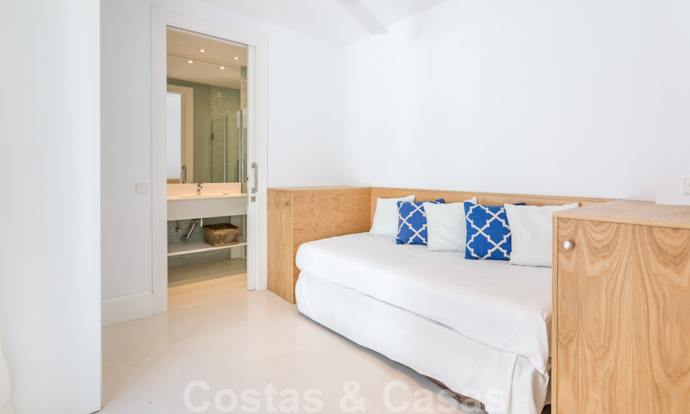 Eerstelijnsgolf en op een steenworp van het strand gelegen designer villa te koop in het chique Guadalmina Baja te Marbella 26348