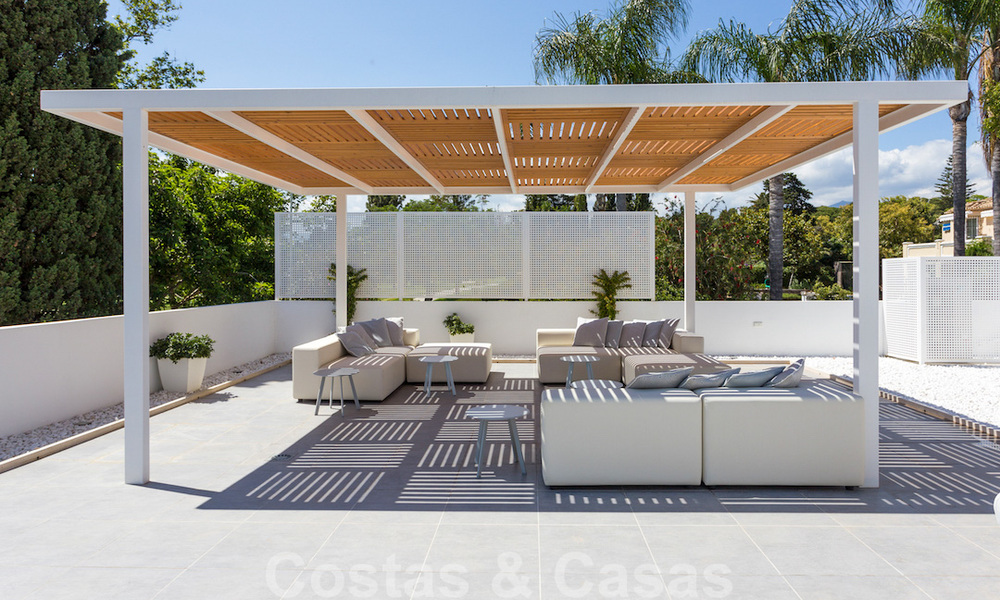 Eerstelijnsgolf en op een steenworp van het strand gelegen designer villa te koop in het chique Guadalmina Baja te Marbella 26353