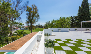 Eerstelijnsgolf en op een steenworp van het strand gelegen designer villa te koop in het chique Guadalmina Baja te Marbella 26357 