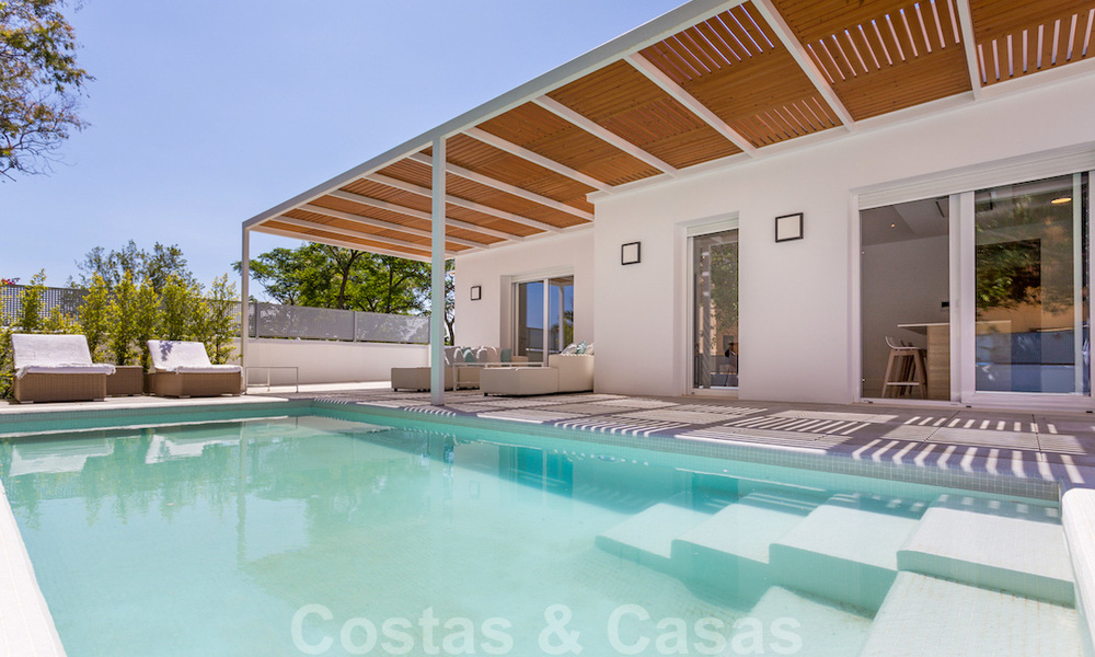 Eerstelijnsgolf en op een steenworp van het strand gelegen designer villa te koop in het chique Guadalmina Baja te Marbella 26358