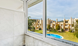 Gerenoveerd luxe appartement te koop, eerstelijnsgolf Las Brisas in Nueva Andalucia, Marbella 26555 