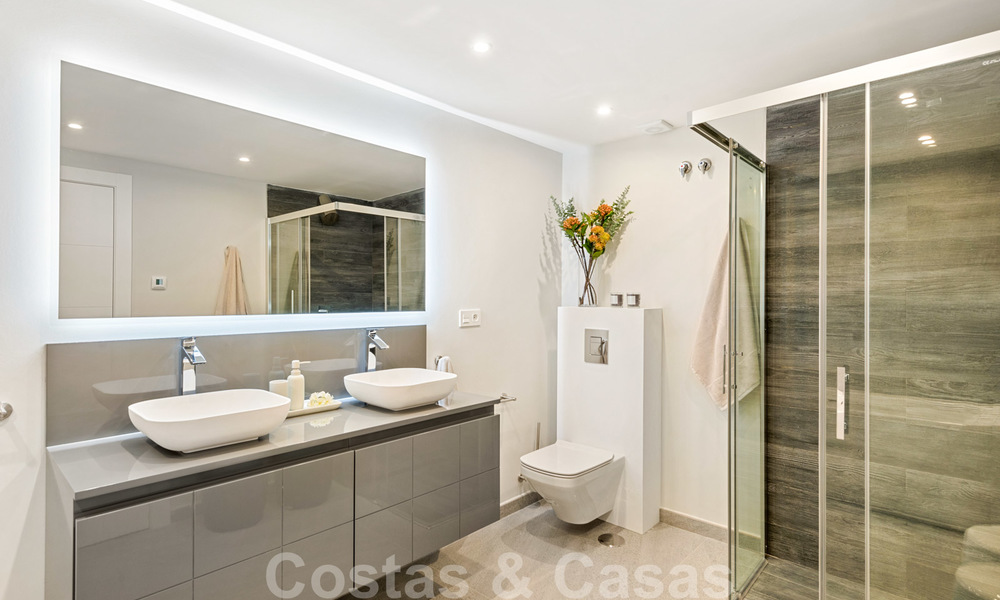 Gerenoveerd luxe appartement te koop, eerstelijnsgolf Las Brisas in Nueva Andalucia, Marbella 26556