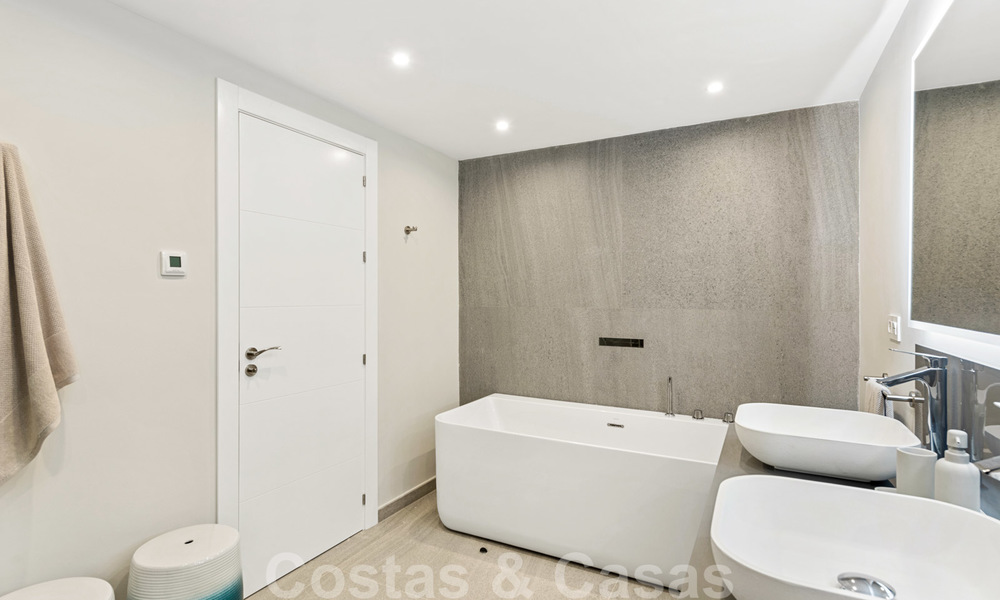 Gerenoveerd luxe appartement te koop, eerstelijnsgolf Las Brisas in Nueva Andalucia, Marbella 26557
