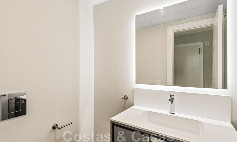 Gerenoveerd luxe appartement te koop, eerstelijnsgolf Las Brisas in Nueva Andalucia, Marbella 26563