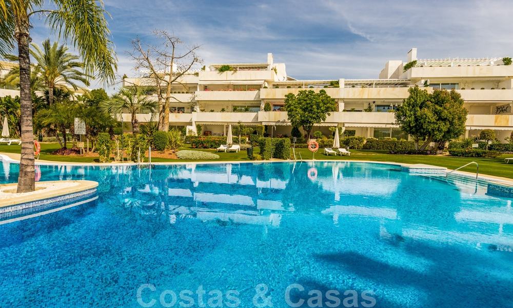 Gerenoveerd luxe appartement te koop, eerstelijnsgolf Las Brisas in Nueva Andalucia, Marbella 26570