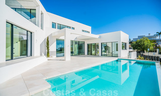 Gloednieuwe moderne luxe villa te koop in Nueva Andalucia, Marbella 26426 