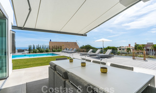 Moderne luxe villa te koop, direct aan de golfbaan in een klasse golfresort in Oost-Marbella 26795 