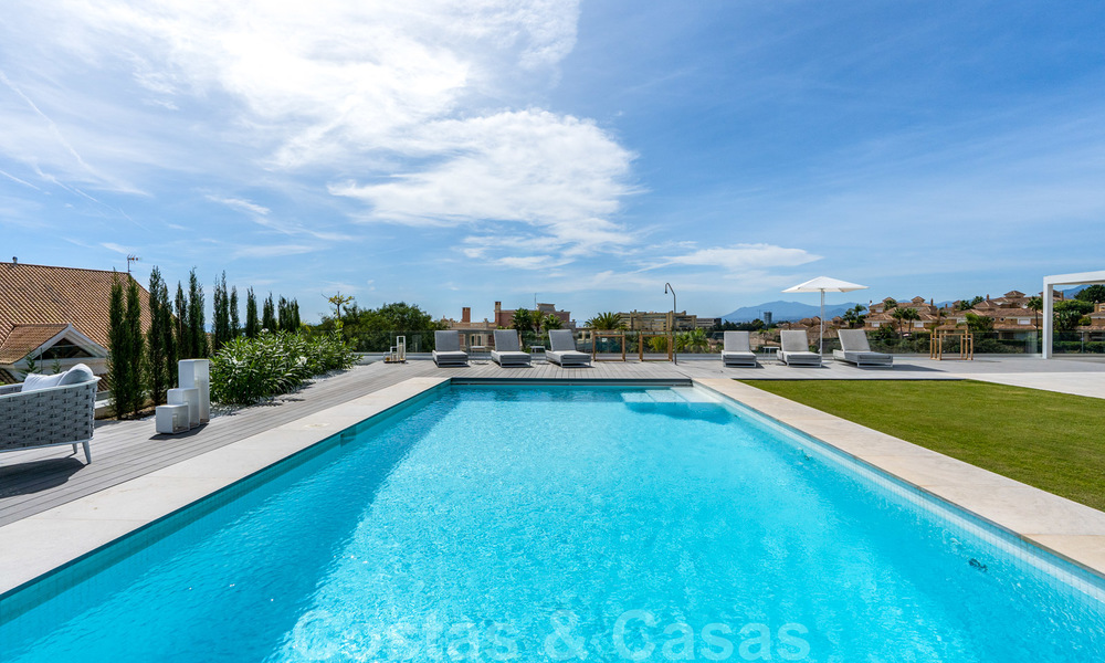 Moderne luxe villa te koop, direct aan de golfbaan in een klasse golfresort in Oost-Marbella 26799