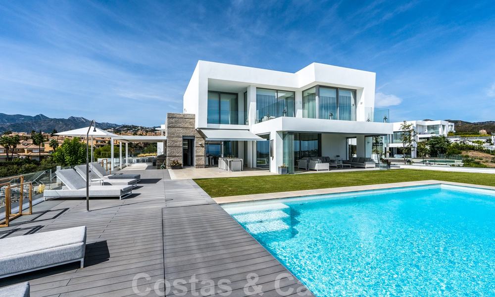 Moderne luxe villa te koop, direct aan de golfbaan in een klasse golfresort in Oost-Marbella 26800