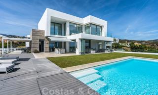 Moderne luxe villa te koop, direct aan de golfbaan in een klasse golfresort in Oost-Marbella 26801 